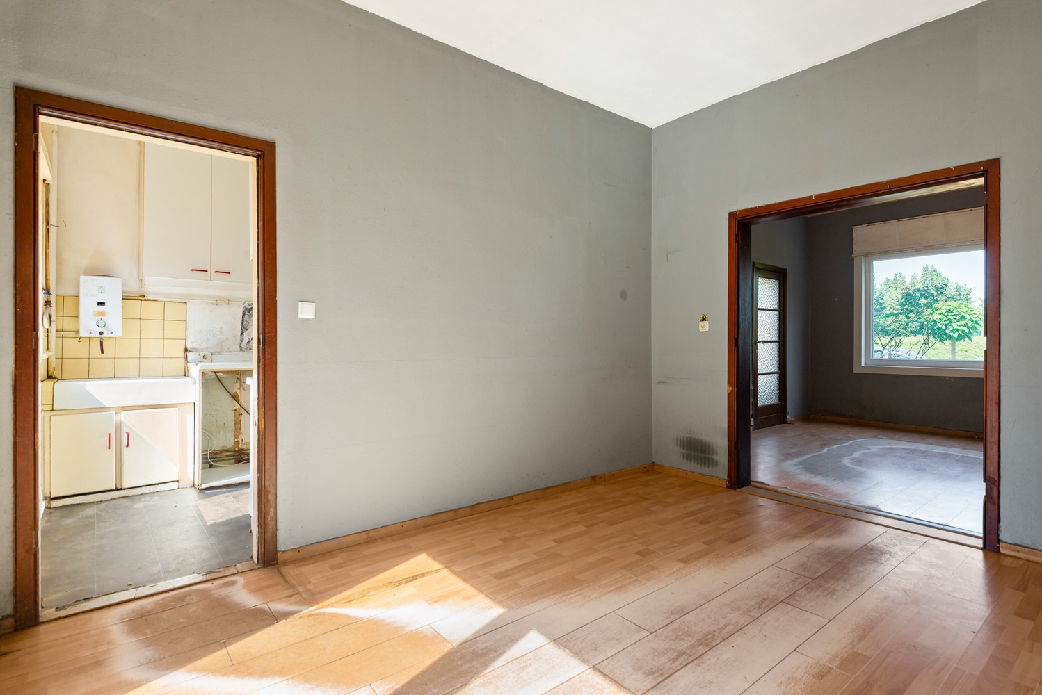 Te renoveren woning met 3 slaapkamers en tuin in Wijnegem! - foto 4