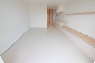 TE HUUR: nieuwbouwappartement met 1 slaapkamer gelegen in hartje Zoute met prachtig zicht over de villa's van het Zoute!Indeling: inkom met...