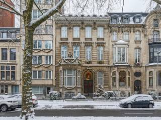 Deze indrukwekkende herenwoning combineert grandeur en hedendaags comfort op een toplocatie. De woning werd met oog voor detail gerenoveerd,...