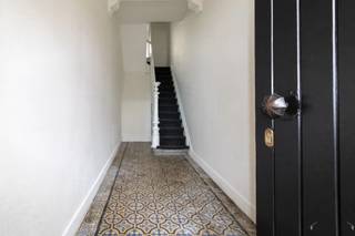 <h3><span>Duplex appartement met private tuin in Nijlen</span></h3><p><span>Dit duplex appartement is gelegen te Nijlen, heeft een praktische indeling verdeeld over meerdere niveaus. De woning combineert enkele karaktervolle elementen, zoals de authentieke cementtegels in de inkomhal en de parketvloer in de slaapkamer, met een interessante ligging nabij het centrum en de belangrijkste voorzieningen.</span></p><p><span>Via de inkomhal, bereikt u de eerste verdieping. Hier bevinden zich de keuken, een badkamer met ligbad/douche en toilet, een slaapkamer met parketvloer en de woonkamer aan de straatzijde. Op de zolderverdieping bevindt zich een tweede slaapkamer en een bergzolder, die bijkomende bergruimte biedt.</span></p><p><span>Een belangrijke troef is het gedeelte van de tuin dat privatief bij het appartement hoort. Daarnaast beschikt het pand over een gemeenschappelijke berging.</span></p><p><span>Het appartement is interessant voor wie op zoek is naar een woning met mogelijkheden en buitenruimte, of voor investeerder. </span></p><p><span>- EPC: label F, renovatieplicht</span></p><p><span>- Elektrische installatie: niet conform</span></p><p><span>- Asbestattest: in aanvraag</span></p><p><span>- P-score: A, G-score: A</span></p><p><span>- EPC Bruikbare vloeropp. 88 m²</span></p><p><span>- Vlakbij faciliteiten</span></p><p><span>- Gedeeltelijke privé tuin</span></p><p><span>- Parking aan straatzijde</span></p><p><span> </span></p><p><span>Een appartement met een praktische duplexindeling, private buitenruimte en mogelijkheden om verder naar eigen smaak en behoeften te moderniseren.</span></p><p><span> </span></p><p><span>Stedenbouwkundige inlichtingen: in aanvraag</span></p><p><span> </span></p><p><span>Info: Nicki, nf@janssenenjanssen.be, 0496 02 35 68</span></p>