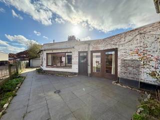 Te renoveren woning met 233m², garage, tuin en vele slaapkamers.Deze woning is groot, echt groot! Zo heeft deze is een zij-oprit met achteraan een...