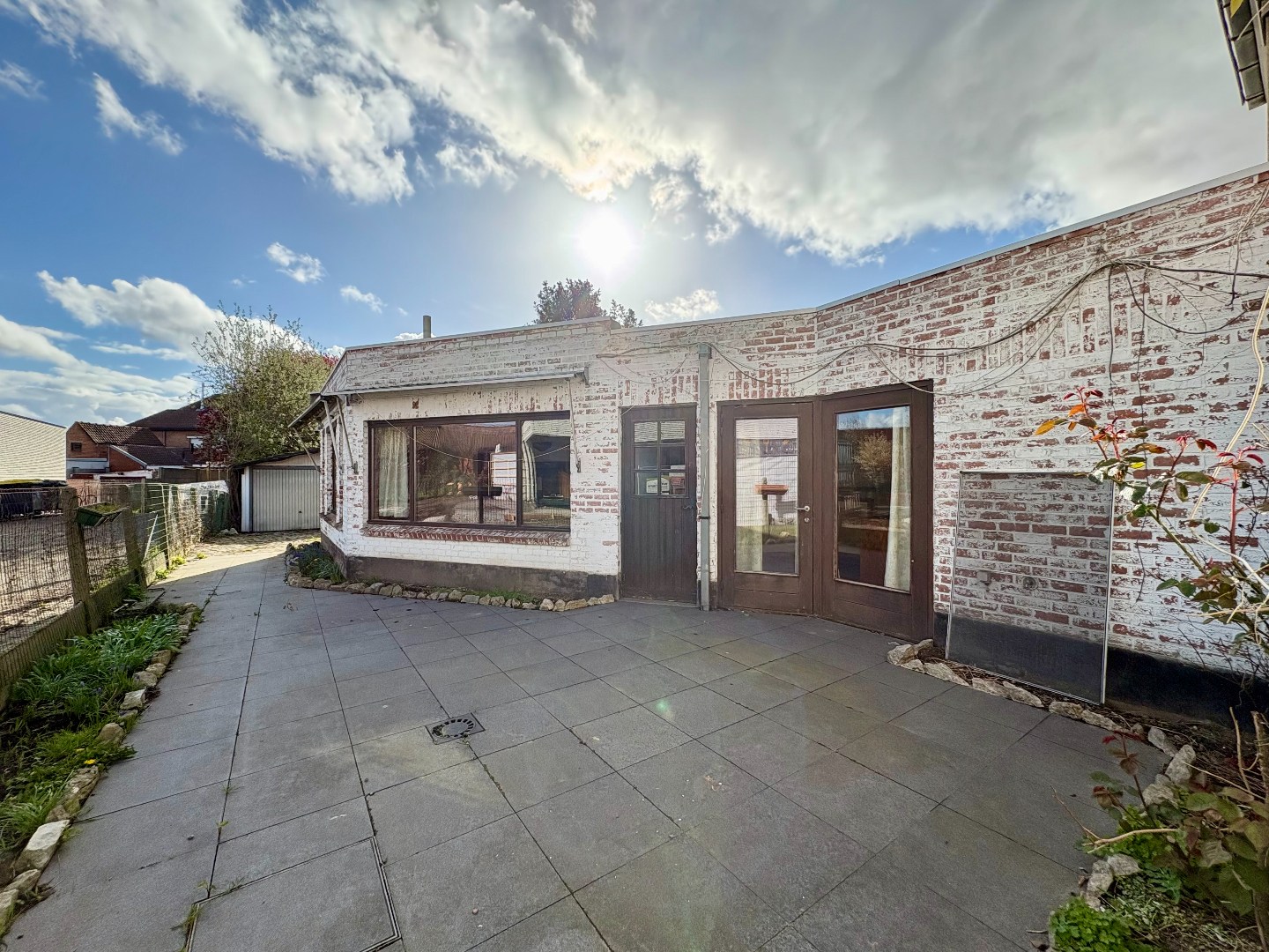 Te renoveren woning met 233m², garage, tuin en vele slaapkamers. - foto 2