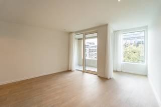 <p><sup>PLAN UW BEZOEK VIA VOLGENDE LINK: https://listed.mijnhuurprofiel.be/whise/7326435</sup><strong><sup><br /></sup></strong>Op zoek naar een nieuwbouwappartement in centraal Antwerpen?<br />Dan is dit appartement beslist iets voor u!<br /><br />Dit nieuwbouwappartement is gelegen op de 7e verdieping in Project M. Met zijn uiterst centrale ligging in Antwerpen, is dit dé opportuniteit voor wie mobiliteit en duurzaamheid belangrijk is! Tal van winkels, scholen, horeca, parken en het Sint-Vincentiusziekenhuis om de hoek, maken van deze ligging een toplocatie! <br /><br />In uw achtertuin vindt u zowaar 3 groene parken. Zowel te voet als met trams 7 en 15 bent u zo in het Koning Albertpark, Stadspark en het Harmoniepark. Voor een frisse neus hoeft u dus echt niet ver te lopen.<br /><br />Bij het betreden van het appartement wordt u meteen verrast door de lichtrijke leefruimte dankzij de grote raampartijen. De openkeuken is volledig ingericht en voorzien van toestellen van topkwaliteit. De leefruimte vormt samen met de openkeuken en het ruim terras een prachtig en gezellig geheel. <br /><br />Achteraan heeft het appartement plaatsgemaakt voor een ruime slaapkamer met ingebouwde kasten. De slaapkamer beschikt over een ensuite badkamer met inloopdouche en wastafel. In de nachthal vindt men nog een apart toilet terug en is er ruimte gemaakt voor een vestiairekast. <br /><br />Huurprijs: 975,00 EUR/maand <br />Kosten: 150 EUR/maand (incl warm water en verwarming) <br />Beschikbaarheid: onmiddellijk <br /><br />Interesse in dit prachtig nieuwbouwappartement?<br />Contacteer LISTED voor een afspraak: +32 3 283 51 51.</p>