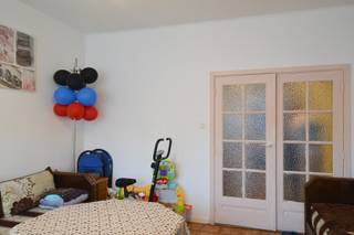 <h3>Opbrengsteigendom met 4 appartementen en Magazijn</h3>
<p>Interessante <strong>opbrengsteigendom met renovatie- en optimalisatiepotentieel</strong> aan de Heirmanstraat in Merksem. Het gebouw omvat <strong>4 appartementen van elk ca. 59 m²</strong> en een ruime gelijkvloerse garage/werkplaats. Een interessante opportuniteit voor investeerders die op zoek zijn naar bestaand huurrendement gecombineerd met mogelijkheden om het vastgoed verder te optimaliseren.</p>
<p>De appartementen zijn functioneel ingedeeld en beschikken telkens over één slaapkamer. De huidige afwerking varieert en het gebouw biedt mogelijkheden voor verdere opfrissing en energetische renovatie. De individuele EPC-labels bedragen <strong>B, C, F en F</strong>.<br /><br />DOWNLOAD DE PLANNEN OP ONZE WEBSITE<br /><br /></p>
<h3>Indeling</h3>
<p><strong>Gelijkvloers</strong></p>
<ul>
<li>Gemeenschappelijke inkom en traphal</li>
<li>Zeer ruime magazijn/werkplaats ± 280m²</li>
<li>Praktische opslagmogelijkheden</li>
</ul>
<p><strong>Eerste verdieping</strong></p>
<ul>
<li>2 appartementen van elk ca. 59 m²</li>
<li>Living</li>
<li>Keuken/eetruimte</li>
<li>1 slaapkamer</li>
<li>Badkamer</li>
<li>Apart toilet</li>
</ul>
<p><strong>Tweede verdieping</strong></p>
<ul>
<li>2 appartementen van elk ca. 59 m²</li>
<li>Living</li>
<li>Keuken/eetruimte</li>
<li>1 slaapkamer</li>
<li>Badkamer</li>
<li>Apart toilet</li>
</ul>
<br />
<h3>Huuropbrengsten</h3>
<p>De oorspronkelijke basishuurprijzen bedragen:</p>
<ul>
<li>Appartement 1: € 550/maand</li>
<li>Appartement 2: € 475/maand</li>
<li>Appartement 3 + grote magazijn/werkplaats: € 1.012/maand</li>
<li>Appartement 4: € 545/maand</li>
<li><strong>Totale oorspronkelijke basishuur: € 2.582/maand</strong></li>
<li><strong>Totale oorspronkelijke basishuur: € 30.984/jaar</strong></li>
</ul>
<p>De aangeleverde huurdossiers tonen dat er nadien indexeringen werden toegepast. Zo vermeldt het dossier voor de tweede verdieping links een geïndexeerde huurprijs van € 1.242,42 en een afzonderlijk bedrag voor een standplaats.<br /><br /></p>
<p>Bovenstaande opbrengstberekening is bewust gebaseerd op de door de verkoper opgegeven oorspronkelijke basishuurprijzen en niet op een berekening van de actuele geïndexeerde huurinkomsten.</p>
<h3>Pluspunten</h3>
<ul>
<li>Opbrengsteigendom met 4 appartementen</li>
<li>4 wooneenheden van elk ca. 59 m²</li>
<li>Grote gelijkvloerse magazijn/werkplaats ±280m²</li>
<li>Bestaande huurinkomsten</li>
<li>Renovatie- en optimalisatiepotentieel</li>
</ul>
<p>Een Interessante investering voor wie bestaande huurinkomsten wil combineren met de mogelijkheid om het gebouw stapsgewijs op te frissen en energetisch te verbeteren.</p>
<p><strong>Interesse in deze opbrengsteigendom? Contacteer Immo Point op 03 535 12 75 voor meer informatie of een bezoek.<br /><br /></strong></p>
<p><strong>BEWOONBARE OPPERVLAKTE:</strong> De vermelde “bewoonbare oppervlakte” is gebaseerd op de “bruikbare vloeroppervlakte” zoals vermeld in het EPC.</p>
<p><strong>RENOVATIEPLICHT:</strong> De appartementen met energielabel F vallen onder de renovatieplicht. Gebouwen met energielabel E of F moeten binnen de 6 jaar energetisch gerenoveerd worden tot minstens label D.</p>
<p><strong> </strong></p>