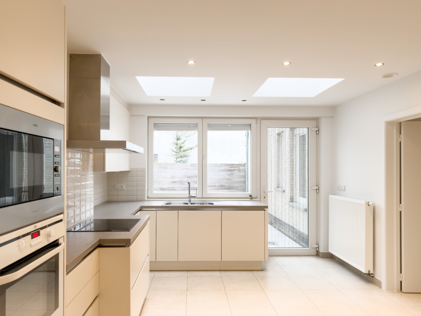 Verrassend ruime woning met garage en stadstuin zeer rustig gelegen in het ' Oude Knokke ' op wandelafstand van het centrum van Knokke-Heist. - foto 4