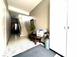 APPARTEMENT AVEC TERRASSE ORIENTÉE PLEIN SUD
Situé au deuxième et dernier étage d’un petit immeuble de seulement deux appartements, ce bel appartement lumineux de 90 m² offre un hall d’entrée, un spacieux séjour, une cuisine entièrement équipée, deux grandes chambres, une salle de bains et un WC séparé.
À l’arrière, vous profitez d’une agréable terrasse de 14 m² orientée plein sud avec un espace de rangement.
Construction solide avec planchers en béton, offrant calme et intimité grâce à une copropriété très limitée.
Un bien idéal pour ceux qui recherchent espace, luminosité et tranquillité