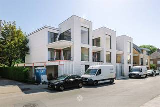 <p><span>In het hart van Zwijnaarde wordt de huidige statig villa gelegen aan de Dorpsstraat 24 herontwikkeld naar een</span><span> prachtig en gezellig woonproject 'COEUR'</span><span> van </span><span>11 appartementen</span><span> die zich mooi nestelt in de bestaande buurt. </span></p><p><span> </span></p><p><span>Naast zijn unieke ligging, pal in het centrum van het dorp, is het project ook perfect ontsloten door openbaar vervoer en kent het een vlotte verbinding naar alle uitvalswegen richting Gent en andere grootsteden. </span></p><p><span> </span></p><p><span>De site is uitgerust met een </span><span>gemeenschappelijke groene buitenruimt</span><span>e die dienst zal doen als ontmoetingsruimte voor de bewoners. </span></p><p><span> </span></p><p><span>Ook onderscheidt </span><span>het project 'COEUR</span><span>' zich op vlak van duurzaamheid, zo is er een</span><span> riante bovengrondse fietsenberging </span><span>voorzien en zijn de appartementen uitgerust met de </span><span>laatste duurzame technieken, zoals zonnepanelen en individuele warmtepompen. </span></p><p><span> </span></p><p><span>Het project biedt een breed aanbod van verschillende appartementen aan, zo is er de keuze</span><span> tussen 1, 2 of 3 slaapkamer appartementen met een oppervlakte van 65 m² tot 122 m² </span><span>elk voorzien van een </span><span>ruim en zonnig terras. </span></p><p><span> </span></p><p><span>Verder zullen alle appartementen met </span><span>zeer duurzame en kwalitatieve materialen worden opgebouwd </span><span>en kan u aan de hand van </span><span>royale budgetten</span><span> het appartement uiterst</span><span> kwalitatief afwerken.</span></p><p><span> </span></p><p><span>Ondergronds zal u v</span><span>ia de parkeerlift de ondergrondse parking </span><span>betreden, waar u de mogelijkheid heeft tot de aankoop van een </span><span>parkeerplaats àls een ondergrondse kelderberging. </span></p><p><span> </span></p><p><span>Kortom, altijd al willen wonen in het hart van Zwijnaarde en dat nabij de golf van Zwijnaarde? Kom dan snel het project 'COEUR' ontdekken!</span></p><p><span> </span></p><p><span>Contacteer Axel Lenaerts Gent voor info en verkoop - <span>info@axellenaerts.be</span></span><span> of 09 245 24 24</span></p><p><span> </span></p>