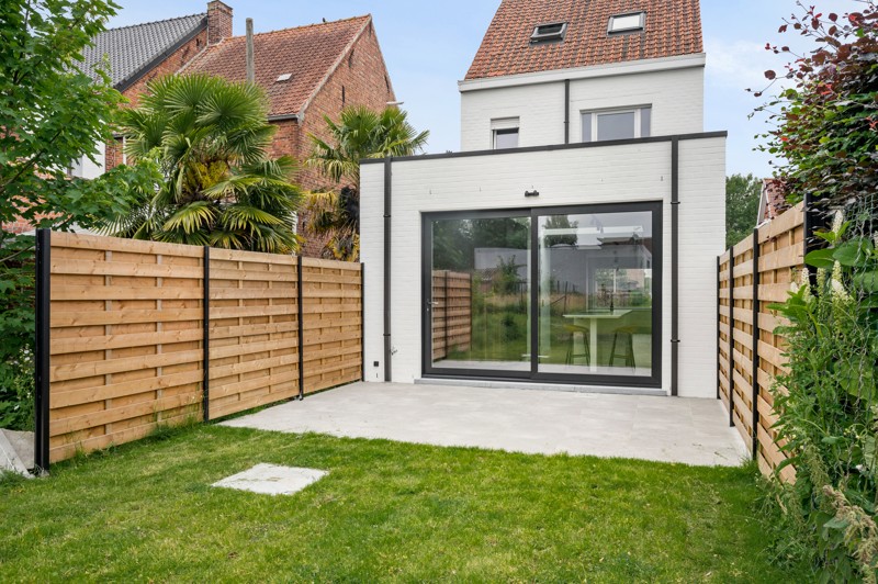 Volledig gerenoveerde halfopen woning met 3 slaapkamers en zonnige tuin in het centrum van Ledegem (B-Label) - foto 2