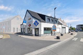 <p>Voor meer info of een bezoek, bel 053 59 49 33 - <strong>BUITENKANS</strong> - In het centrum van Baardegem vinden we deze <strong>welbekende</strong> <strong>frituur + woonst </strong>terug. De indeling van deze <strong>frituur</strong> is als volgt: een ruime eetplaats, koeltoog, werkplaats en een aparte sanitaire ruimte. Achteraan vinden we ook nog een <strong>grote keuken</strong> terug met verschillende stockageplaatsen en een <strong>koelcel</strong>. Via een <strong>aparte ingang</strong> kunnen we ook de woning betreden. <strong>Deze woning kan ook verhuurd worden</strong>. De indeling van de woning is als volgt: een inkomhal via de veranda, keuken, badkamer, leefruimte en <strong>3 ruime slaapkamers</strong>. De Verkoopprijs is <strong>inclusief het handelsfonds</strong> voor een bedrag van <strong>40 000€</strong> en is verplicht mee aan te kopen. <strong>Gunstige EPC-labels (C en D) - Unieke investeringskans</strong></p>