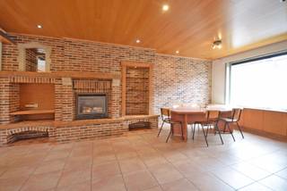 Bent u op zoek naar een gezellige gezinswoning in het hart van Roeselare? Dan is deze instapklare rijwoning precies wat u zoekt. Gelegen in een rustige buurt en toch dichtbij winkels, scholen en openbaar vervoer, biedt deze woning alle comfort en ruimte die u nodig heeft.<br /><br />Op het gelijkvloers komt u binnen in een lichtrijke en ruime leefruimte. Aansluitend vindt u de grote open en ingerichte keuken, ideaal voor wie houdt van openheid en connectie met de leefruimte. Verder is er op het gelijkvloers ook de badkamer met ligbad, lavabo en toilet.<br />Via het terras bereikt u de diepe, onderhoudsvriendelijke tuin met achterliggende ontsluiting – ideaal voor fietsen of extra toegang via de achterzijde.<br /><br />Op de eerste verdieping bevinden zich twee slaapkamers, bereikbaar via een de open trap. De zolderverdieping doet momenteel dienst als berging, maar biedt de mogelijkheid tot een derde slaapkamer mits het plaatsen van een vaste trap.<br /><br />Troeven:<br />- Instap klaar<br />- 2 slaapkamers, mogelijkheid tot 3 slaapkamers<br />- Centrale ligging<br /><br />Een ideale woning voor starters, jonge gezinnen of investeerders! Mis deze kans niet en plan vandaag nog uw bezoek.