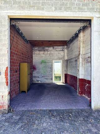 <p>Deze garagebox is gelegen te Elfjulistraat 93, box 10.<br />Toplocatie: rustige buurt, vlot bereikbaar.<br /><br />Ideaal voor omwonenden om zelf te gebruiken of als investering.<br />Inhoud: 72,11 m³ (5,9 m lang, 3,364 m breed, 3,633 m hoog).<br /><br />Prijs: 40.000 euro exclusief kosten.<br /><br />Voor meer info en/of bezoek bel Catherine Bourda op 0476/665521.</p>