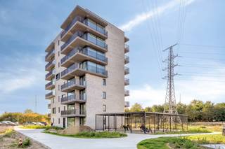 <strong>Beschikbaar vanaf 01/05/2026.<br />Energiezuinig nieuwbouwappartement</strong> <strong>met ondergrondse autostaanplaats </strong>en terras in Lier. Het gebouw beschikt over een lift en er is een gemeenschappelijke fietsenstalling aanwezig. Het appartement bevindt zich op wandelafstand van het station en centrum Lier.<br /><br /><strong>Indeling: </strong><br />Via de inkomhal bereiken we de ruime woonkamer met open keuken en directe toegang tot het overdekte terras. De volledig ingerichte keuken is uitgerust met kwalitatieve toestellen waaronder een vaatwasser, koelkast, oven en keukenblad. Verder is er een afgesloten berging met aansluiting voor een wasmachine en droogkast.<br /><br />Er zijn twee slaapkamers aanwezig. De badkamer is voorzien van een ligbad, een enkel lavabomeubel en een handdoekdroger. Daarnaast is er een apart toilet voorzien met lavabo.<br /><br /><strong>Bijzonderheden:</strong><br />Inclusief <strong>privatieve autostaanplaats</strong>;<br />Gemeenschappelijke kosten: 100,00- euro;<br />Lift aanwezig;<br />Gemeenschappelijke fietsenstalling;<br /><strong>Beschikbaar vanaf 01/05/2026.</strong><br /><br /><strong>Ligging:</strong><br />Dit appartement biedt een <b>uitstekende woonkwaliteit</b> op een strategische en goed bereikbare locatie, met <b>alle voorzieningen binnen handbereik</b>.