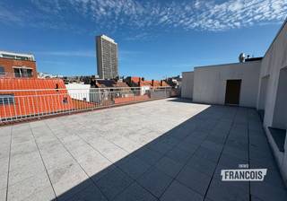 Ruim en lichtrijk dakappartement met uniek zonneterras in hartje centrum.<br /><br />Bent u op zoek naar een ruim appartement met veel licht, een uitstekende ligging én een uitzonderlijk groot terras? Dan is dit prachtige dakappartement op de vierde verdieping van een kleinschalige residentie beslist een bezoek waard.<br /><br />Dankzij de topligging bevindt u zich op wandelafstand van de zeedijk, het strand, het casino, de markt, winkels, restaurants en het tramstation. Alles wat u nodig heeft ligt binnen handbereik.<br /><br />Bij het binnenkomen wordt u verwelkomd in een inkomhal met ingebouwde vestiaire. Verder beschikt het appartement over een apart gastentoilet en een volledig ingerichte keuken met fornuis, koelkast, diepvriezer en vaatwasser.<br /><br />De ruime, zonovergoten leefruimte geniet van een aangename lichtinval en wordt stijlvol afgewerkt met een strakke sierschouw in blauwsteen. Doorheen het volledige appartement ligt een mooi esdoornparket, wat zorgt voor een warme en verzorgde uitstraling.<br /><br />Het appartement telt twee ruime slaapkamers van respectievelijk 16 m² en 20 m². <br /><br />De recente badkamer is uitgerust met een lavabo, ligbad, aparte douche en een ventilatiesysteem.<br /><br />Een absolute blikvanger zijn de twee terrassen. Achteraan bevindt zich een gezellig terras van 5 m², toegang via de slaapkamers. Daarnaast beschikt het appartement over een uitzonderlijk dakterras van maar liefst 100 m², waar u de hele dag in alle rust van de zon kunt genieten zonder inkijk! <br /><br />Extra troeven zijn de ruime bergruimte en een privatieve kelderberging van meer dan 4 m².<br /><br />Huurprijs bedraagt 930€/ maand + 70€ algemene kosten.<br /><br />Er wordt per maand voorschot voor gas gevraagd 85€ + 45€ voor warm en koud water, jaarlijkse afrekening via syndicus.<br /><br />