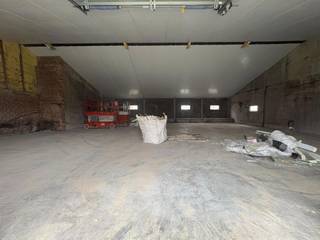 Voor meer info contacteer Eva via 0475 69 38 22 of eva@vicusvastgoed.be<br /><br />Deze geïsoleerde loods beschikt over een oppervlakte van 225 m² (15m x 15m) en is voorzien met (400V) sterkstroom. <br />Perfect voor het stockeren van wagens, materiaal, etc...<br /><br />Doorgang via de Kortemarkstraat 260A, met een tweede uitweg via de Vijfhuishoekstraat 17.<br /><br />De loods is toegankelijk via de elektrische poort én een deur aan de zijkant. <br />Afmetingen poort: <br />Hoogte: 3,30<br />Breedte: 2,90<br /><br />Voor meer info contacteer Eva via 0475 69 38 22 of eva@vicusvastgoed.be