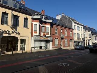 In het centrum van Ingelmunster bevindt zich dit voormalig café Den Toerist met bovenliggende verdieping, zolder en kelder. Het pand biedt veel...