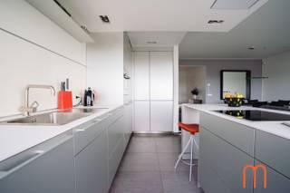 Découvrez ce magnifique appartement, aménagé avec goût, situé au 4ᵉ étage de la Résidence Melinda. Grâce à son emplacement privilégié, vous profitez chaque jour d’une vue imprenable sur la place Vuurkruisenplein, le port de plaisance et le célèbre Mercator.<br /><br /><strong>Séjour lumineux avec vue panoramique</strong><br />Le séjour spacieux et lumineux constitue le cœur de l’appartement. De grandes baies vitrées laissent entrer une abondante lumière naturelle et offrent une vue dégagée et unique sur les environs. Un espace idéal pour vivre et se détendre.<br /><br /><strong>Cuisine ouverte moderne tout confort</strong><br />La cuisine ouverte contemporaine est entièrement équipée et offre tout le confort nécessaire. Elle dispose notamment d’un lave-vaisselle, d’une plaque de cuisson, d’un four et d’une machine à laver. Parfait pour allier confort et fonctionnalité.<br /><br /><strong>Deux chambres avec accès à une terrasse ensoleillée</strong><br />À l’arrière de l’appartement se trouvent deux pièces complètes :<br /><span>Une grande chambre avec lit double et placards intégrés</span><br /><span>Une seconde pièce aménagée en bureau ou chambre d’amis </span><br /><br />Les deux chambres donnent directement accès à la terrasse ensoleillée de 10 m², idéale pour profiter du calme et de l’extérieur.<br /><br /><strong>Salle de bains pratique et confort supplémentaire</strong><br />La salle de bains, moderne, est équipée d’une douche à l’italienne, d’un lavabo et d’un WC. Tout est prévu pour un confort optimal.<br /><br /><strong>Atouts supplémentaires et équipements</strong><br /><span>Entièrement meublé</span><br /><span>Possibilité de louer une place de parking à proximité immédiate (90 €/mois)</span><br /><span>Chauffage central au réseau de chaleur</span><br /><span>Provision charges fixes : 100 €/mois</span><br /><span>Provision chauffage et eau : 120 €/mois</span><br /><span>Économe en énergie (PEB : 145) </span><br /><br /><strong>Disponibilité et superficie</strong><br /><span>Disponible à partir du 1er juillet 2026</span><br /><span>Superficie totale : 84 m² + terrasse de 10 m² </span><br /><br /><strong>Appartement idéalement situé à la côte</strong><br /><br />Cet appartement allie confort, élégance et emplacement exceptionnel. Idéal pour ceux qui recherchent un appartement meublé prêt à emménager avec vue sur la mer, le port de plaisance et la vie urbaine.<br /> 