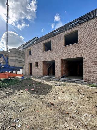 In de omgeving van de Mokkerkapel worden drie moderne BEN-woningen gerealiseerd op een aantrekkelijke locatie, op wandelafstand van scholen, winkels en openbaar vervoer. Bij de ontwikkeling staat optimaal wooncomfort, energiezuinigheid en een kwalitatieve uitvoering centraal.<br /><br />Indeling van de woning:<br />Via de inkomhal met gastentoilet komt u binnen in de lichtrijke leefruimte met open keuken in L-vorm. Dankzij de grote raampartijen geniet de woonkamer van veel natuurlijk licht en een mooi uitzicht op de tuin. Aansluitend aan de keuken bevindt zich de inpandige garage (22,17m²).<br /><br />Op de eerste verdieping bevinden zich de nachthal, drie volwaardige slaapkamers en een geïnstalleerde badkamer. Via een vaste trap bereikt u de ruime zolderverdieping, waar de mogelijkheid bestaat om twee bijkomende kamers te realiseren.<br /><br />Lot 4 beschikt bovendien over een inpandige garage en een regenwaterput van 7.500 liter. De woning wordt uitgerust met zonnepanelen, een ventilatiesysteem type D en een energiezuinige lucht-waterwarmtepomp.<br /><br />De woning kan wind- en waterdicht worden aangekocht. Ideaal voor wie de verdere afwerking volledig naar eigen smaak en budget wenst te bepalen.<br /><br />Een energiezuinige nieuwbouwwoning met ruimte, comfort én uitbreidingsmogelijkheden op een uitstekende locatie.<br /><br />Wenst u meer informatie of een bezoek ter plaatse? Contacteer ons gerust voor een vrijblijvende afspraak.