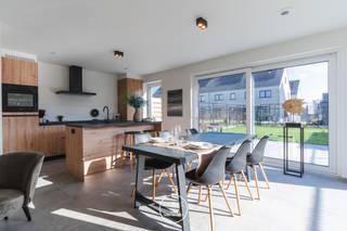 <strong>SITUATION et ENVIRONNEMENT<br /><br /></strong>Ce projet résidentiel de BegijnHof est situé à Astene, un village pittoresque.<br />Ce nouveau quartier résidentiel est situé dans un cul-de-sac, à deux pas des transports publics et du centre de Deinze. L'accès aux grands axes de circulation tels que la N43 et l'E17 en direction de Gand est également aisé.<br /><br /><strong>PROJET et FINITION<br /><br /></strong>La nouvelle phase comprend douze maisons modernes, offrant un choix entre des constructions fermées et semi-ouvertes.<br />Les maisons Begijnhof disposent d'un garage ou d'un abri pour voiture, ainsi que d'un abri à vélos séparé.<br />Ces nouvelles maisons disposent toutes d'un espace de vie confortable avec une cuisine ouverte et un débarras attenant. Les grandes fenêtres apportent beaucoup de lumière naturelle et offrent une vue sur le magnifique jardin. Toutes les unités résidentielles du Begijnhof disposent de trois chambres à coucher et d'une grande salle de bains avec double lavabo, douche à l'italienne et baignoire.<br /><br />Les maisons clés en main de Beguinage bénéficient de finitions de haute qualité et d'une faible consommation d'énergie. Par exemple, une pompe à chaleur combinée à un chauffage par le sol, des panneaux solaires et du triple vitrage ont été choisis.<br /><br />Indication livraison :<br />Lot 140-144 fin du 1er trimestre 2025<br />Lot 145-151 début trimestre 4, 2025<br />Lot 176-177-178 livraison liée au moment de la vente.<br /><br />NOUVELLE PHASE<br />Lot 179 - 194 achèvement lié au moment de la vente.<br /><br />Contactez-nous pour plus d'informations.<br />Les photos sont celles de la maison modèle de ce lotissement.