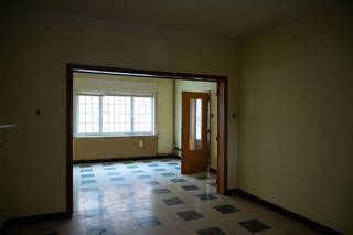 <p><span>Deze rijwoning is een woning die een volledige renovatie vraagt.</span></p><p><span>Het voordeel aan deze woning is dat er een garage, tuin, kelder en zolder is.</span></p><p><span>De indeling is klassiek met beneden de living, een afzonderlijke keuken en een berging.  Dit gelijkvloers kan perfect worden omgebouwd tot een ruime gezinswoning.</span></p><p><span>Een deel van de woning is onderkelderd.  </span></p><p><span>Boven is er een te renoveren badkamer die voldoende groot is voor renovatie.  Verder zijn er 3 slaapkamers.</span></p><p><span>De zolder is te bereiken met een soort brede trap, maar er is de mogelijkheid en opening om een vaste trap te plaatsen.</span></p><p><span> </span></p>