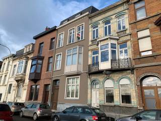 <p>Mooi éénslaapkamerappartement op de tweede verdieping in een gerenoveerde herenwoning met ideale verbinding naar Centrum Gent en Dampoort.<br /><br />Het appartement bestaat uit een gezellige living in parket met open keuken en eetplaats, beiden met zicht over het water. Daarnaast is een slaapkamer met ingebouwde kasten en badkamer met enkele lavabo en ruime douche. Er is tevens een berging aanwezig met de nodige aansluitingen voor wasmachine. Overal dubbel glas.</p>

<p>De hoge plafonds en de aanwezigheid van parket zorgen voor een klassevolle en heel warme uitstraling !<br /> </p>

<p><u><strong>Beschikbaar</strong></u>: Onmiddellijk</p>

<p><u><strong>Gemeenschappelijke lasten</strong></u>: € 45 per maand</p>

<p> </p>

<p> </p>