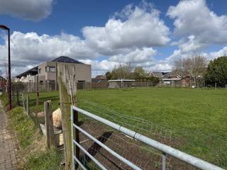 Op een landelijke locatie te Haaltert bevindt zich deze bouwgrond voor een open bebouwing met een straatbreedte van 16 meter en een oppervlakte van 5 are 18 ca. <br />Deze unieke bouwgrond ligt in een rustige doodlopende straat.<br />Geen doorgaand verkeer, enkel bestemmingsverkeer.<br />Winkels, scholen en openbaar vervoer bevinden zich op een boogscheut. De uitvalswegen naar Aalst, Brussel en Gent bevinden zich eveneens in de nabijheid. De bouwbreedte bedraagt 10 meter. De bouwdiepte op het gelijkvloers 15 meter en op het verdiep 12 meter. De perceeldiepte bedraagt 33 meter. Geen bouwverplichting <br />Voor meer info, bel 0475733628