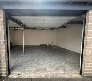 Deze ruime dubbele garagebox is gelegen in een afgesloten garagecomplex met inrit via de Hoogleedsesteenweg en uitrit via de Gitsestraat.De garage...