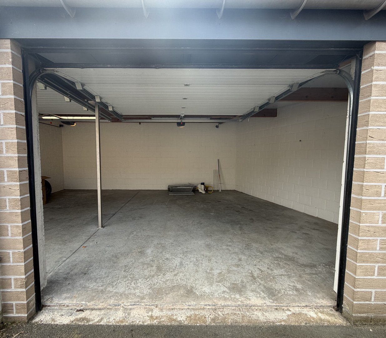 Dubbele garage met sectionale poorten in afgesloten garagecomplex - foto 3