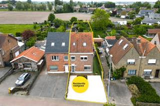 Deze charmante halfopen woning is gelegen op een mooi perceel en biedt een verrassend ruime indeling met tal van mogelijkheden voor wie op zoek is naar een gezellige gezinswoning met karakter. Dankzij de aangename ruimtes, praktische indeling en grote tuin vormt dit pand de ideale thuis voor gezinnen of kandidaat-kopers die graag een woning verder naar eigen smaak willen inrichten.<br />Via de inkomhal komt u terecht in de leefruimte met gezellige zithoek en eetplaats. Verder bevindt er zich de ruime keuken, uitgerust met de nodige toestellen en voldoende plaats om comfortabel te koken en te genieten van het dagelijkse gezinsleven. Op het gelijkvloers vindt u verder een badkamer met douche en lavabo, een apart toilet, een praktische berging, extra tuinberging en een garage. De woning beschikt bovendien over een kelderruimte, ideaal voor extra stockage.<br />Op de eerste verdieping bevinden zich twee volwaardige slaapkamers en een extra kamer die perfect kan dienen als bureau, dressing of kinderkamer. De tweede verdieping werd ingericht als hobbyruimte, maar kan een ruime derde slaapkamer worden.<br />Buiten geniet u van een aangename tuin met voldoende ruimte om te ontspannen, te spelen of gezellig samen te komen met familie en vrienden.<br /><br />Bent u benieuwd naar de mogelijkheden van deze woning? Ontdek zelf de charme, ruimte en het potentieel van deze eigendom. Bezoeken zijn mogelijk op afspraak.<br /><br />EPC: 479 kWh/m² - UC:3870898 ~ Vg, Wg, Gvv, Gvrk, Gmo ~ Ref. MI24642