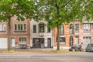 <p>Bent u op zoek naar een locatie waar u wonen en werken kunt combineren? Op zoek naar visibiliteit voor uw zaak? Mis deze kans niet. Het pand dankt z’n mobiscore van 9,1/10 aan z’n nabijheid tegenover winkels, scholen, openbaar vervoer en z’n ligging op wandelafstand van centrum Brugge.</p>
<p>Het pand is bijzonder degelijk gebouwd met betonnen tussenverdiepingen, werd met smaak gerenoveerd en is ingedeeld als volgt: <br />Handelsruimte: open ruimte handelsruimte met afzonderlijke toegang, aansluitingen water en elektriciteit (heden voorzien als kapsalon), afzonderlijk toilet voor klanten, volledig uitgeruste (personeels-)keuken met kookplaat, oven, vaatwas, koelkast en spoelzone, bureau/eetplaats, bergruimte, maatkasten en aansluitingen voor wasmachine en droogkast. <br />Het gelijkvloers kan afzonderlijk gebruikt worden en beschikt over eigen verwarmingsketel, naast die voor de woning.</p>
<p>Woning: aparte inkom, authentieke trap, leefruimte op eerste verdieping met open keuken (gaskookplaat, dampkap, oven, microgolfoven, vaatwas), eetplaats, ruime zithoek, badkamer met inloopdouche, badkamer met ligbad, 3 slaapkamers.</p>
<p>Bijkomende troef: niet alleen is er de aangelegde tuin met zonneterras, er is ook een BIJGEBOUW, ideaal voor feestelijkheden, mancave, opslag,… dat beschikt over eigen sanitair.</p>
<p>Het pand scoort goed qua energiezuinigheid EPC B) dankzij z’n isolatie, isolerende beglazing, recente CV ketels, 15 zonnepanelen,…</p>
<p>Contacteer Bonne Vastgoed 7 op 7 voor bezoek of meer info via 0468/10.40.40 of info@bonnevastgoed.be .</p>
