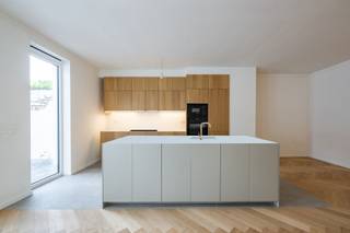 <p><span>Woning in wijk Kriekenhof met 4 SLK's en 2 BDK's</span></p><p><span> </span></p><p><span>In de fijne familiebuurt Kriekenhof te Deurne staat deze hoogwaardig gerenoveerde woning te koop. De renovatie combineert een moderne afwerking met behoud van authentieke elementen. Alle kamers zijn voorzien van parket.</span></p><p><span> </span></p><p><span>Indeling:</span></p><p><span> </span></p><p><span>Op het gelijkvloers vindt u een mooie lichtrijke leefruimte met een prachtige open keuken, een gastentoilet en toegang tot de stadstuin.</span></p><p><span> </span></p><p><span>De eerste en tweede verdieping zijn identiek ingedeeld. Elke verdieping beschikt over twee ruime slaapkamers, een badkamer met inloopdouche en een klein terras met bergruimte.</span></p><p><span> </span></p><p><span>Verder is er ondergronds nog een ruime kelder.</span></p><p><span> </span></p><p><span>Extra:</span></p><ul><li><span>Goede EPC-score: 150</span></li><li><span>Asbestveilig</span></li></ul>
