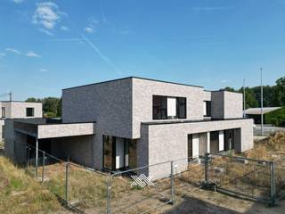 Deze nieuwbouw woning met 3 slaapkamers en een bewoonbare oppervlakte van 187 m² is gelegen op een perceel van 336 m² langs de Torrestraat in Machelen, een deelgemeente van Zulte. Deze gemeente is centraal gelegen tussen Deinze en Kortrijk en staat bekend om zijn mooie natuur en uitgestrekte fiets- en wandelroutes langs het water, waardoor het erg geliefd is bij fietsers, wandelaars en natuurliefhebbers. Daarnaast biedt de regio een mooi aanbod aan horeca, diverse supermarkten, detailhandel, sportfaciliteiten,...<br /><br />De woning bevindt zich momenteel wordt volledig afgewerkt verkocht en is op het gelijkvloers ingedeeld als volgt: een inkomhal met gastentoilet en plaats voor een vestiairekast, een lichtrijke eet- en leefruimte met volledig geïnstalleerde open keuken, voorzien van een keukeneiland en uitgerust met diverse inbouwtoestellen. Aansluitend aan de keuken situeert zich de praktische berging. De oostelijk georiënteerde tuin met terras is te bereiken vanuit de leefruimte. Dankzij de grote raampartijen kunt u binnen genieten van een mooie natuurlijke lichtinval en een uitzicht over de tuin.<br /><br />Op de eerste verdieping zijn er drie slaapkamers, samen met een extra afzonderlijk toilet, een technische ruimte en een badkamer voorzien van een ligbad, ruime inloopdouche en een dubbele wastafel. Tot slot voorziet men een aangelegd terras, een extra tuinberging en een carport bij deze woning. <br /><br />Deze woningen voldoen aan de strenge energetische normen en onderscheiden zich onder meer door hun duurzaam karakter, vrij van fossiele brandstoffen. Er wordt gebruik gemaakt van fotovoltaïsche panelen (5 stuks), vloerverwarming door middel van een warmtepomp (lucht-water) en een sterke akoestische en thermische isolatie. Bovendien worden de woningen uitgerust met een ventilatiesysteem type D met maximale warmterecuperatie. Iedere woning beschikt tevens over een septische put van 2.000 liter en een regenwaterput van 10.000 liter.<br /><br />Deze woning zal volledig afgewerkt zijn in uiterlijk in oktober 2026.<br /><br />Verlaagd btw-tarief van 6% mogelijk op de volledige constructiewaarde. <br /><br />Benieuwd naar deze lichtrijke nieuwbouwwoning? Maak dan snel een vrijblijvende afspraak via guillian@landbergh.be of 09 278 78 79