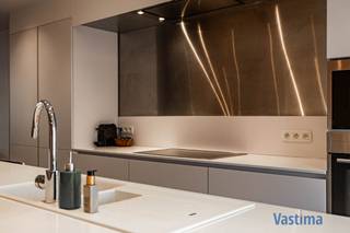 Ben je op zoek naar een woning waar je zó kan intrekken? Dan is deze prachtig gerenoveerde én energiezuinige woonst precies wat je zoekt. Alles is tot in de puntjes vernieuwd en helemaal klaar om nieuwe bewoners te verwelkomen die comfort, stijl en zorgeloos wonen belangrijk vinden.<br /><br />EPC B - 150 kwh - geen renovatieplicht / Asbestveilig / Lucht-luchtwarmtepomp / CV op aardgas / Dubbel glas / Elektriciteit conform / Regenwaterput - 5.000 L / Parkeerplaats voor de woning op openbaar domein … piekfijn onderhouden!<br /><br />Bij binnenkomst word je ontvangen in een ruime inkomhal met handige inbouwkasten voor jassen en schoenen, een aparte berging én gastentoilet. Je wandelt door naar de grote open leefruimte waar keuken, eetkamer en zithoek naadloos samenkomen. Dankzij de lichtkoepel en het brede schuifraam geniet je hier de hele dag van natuurlijk licht en zicht op de tuin.<br /><br />De volledig geïnstalleerde keuken is een echte eyecatcher: uitgerust met inductie, microgolfoven, oven, vaatwasmachine en een riant keukeneiland in natuursteen. Overal zijn voldoende stopcontacten voorzien en inbouwspots zorgen voor een moderne afwerking.<br /><br />Op de eerste verdieping bevindt zich een eerste slaapkamer, ook ideaal als bureau voor thuiswerk. De ruime badkamer is uitgerust met dubbele lavabo, ligbad én douche. Een praktische was- en bergruimte en een tweede toilet vervolledigen deze verdieping.<br /><br />Op de afgewerkte zolderverdieping, bereikbaar via een vaste trap, bevindt zich de ruime tweede slaapkamer. Met slimme opbergoplossingen werd elke centimeter optimaal benut. Hier werd een lucht-luchtwarmtepomp geïnstalleerd voor extra comfort.<br /><br />Buiten ontdek je een gezellige, onderhoudsvriendelijke stadstuin met terras én graszone: de ideale plek om te ontspannen. Achteraan staat een praktisch tuinhuis om al je tuinmateriaal netjes op te bergen.<br /><br />Ben jij klaar om deze instapklare gezinswoning te ontdekken? Wacht niet langer en vraag vandaag nog jouw bezoek aan!