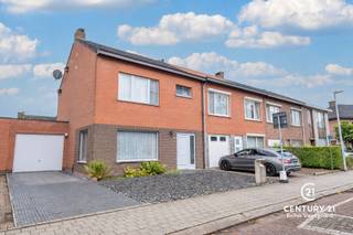 <h3>Ruime halfopen gezinswoning in kindvriendelijke buurt<span></span></h3>
<p>In een rustige en kindvriendelijke woonbuurt, vlak bij het dorpscentrum en schuin tegenover een leuke speeltuin, bevindt zich deze ruime halfopen gezinswoning met heel wat potentieel. De woning dient gerenoveerd te worden, maar biedt dankzij haar praktische indeling en uitbreidingsmogelijkheden een uitstekende basis om er een eigentijdse thuis van te maken.</p>
<p>Op het gelijkvloers komt u binnen via de inkomhal met gastentoilet. Verder vindt u hier een ruime woonkamer, keuken, veranda, garage en praktische wasplaats. Op de verdieping bevinden zich drie slaapkamers en een compacte badkamer.</p>
<p>Een mooie extra troef is de momenteel onafgewerkte zolder. Door het plaatsen van een vaste trap en verdere afwerking kan deze verdieping worden benut voor één of meerdere extra (slaap)kamers, een bureau of hobbyruimte.</p>
<p>Buiten geniet u van een gezellige, zonnig georiënteerde tuin. Achteraan op het perceel staat bovendien een degelijk bijgebouw, ideaal als extra berging, werkplaats of hobbyruimte.</p>
<p>Een ruime woning, een fijne tuin, uitbreidingsmogelijkheden én een rustige ligging vlak bij het centrum en de speeltuin. Wat wil je nog meer?</p>