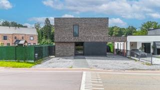 Bij ImmoFusion 7/7 “open huis” : klik op onze 3D-TOUR.<br />Ervaar vastgoed alsof je er zelf doorloopt!<br /><br />Deze prachtige vrijstaande villa, gebouwd in 2020, combineert modern wooncomfort met een uitstekende energieprestatie. Gelegen op een perceel van 554 m² geniet u hier van rust, ruimte en een centrale ligging nabij scholen, winkels en openbaar vervoer.<br />Bij het betreden van de woning komt u terecht in een ruime inkomhal met gastentoilet. De lichtrijke leefruimte met grote raampartijen biedt een aangename woonbeleving en staat in directe verbinding met de open, volledig uitgeruste keuken. Dankzij de doordachte indeling geniet u overal van een overvloed aan natuurlijk licht.<br />Op het gelijkvloers bevindt zich bovendien een multifunctionele ruimte die perfect kan dienen als hobbykamer, bureau of extra leefruimte, evenals een eerste badkamer.<br />De verdieping omvat vier volwaardige slaapkamers, een tweede badkamer en een afzonderlijke bureauruimte. Hierdoor is deze woning uitermate geschikt voor gezinnen die op zoek zijn naar ruimte en comfort.<br />Ook buiten werd aan alles gedacht. De woning beschikt over een praktische carport met elektrische laadpaal en een onderhoudsvriendelijke tuin met een gunstige zuidwestoriëntatie.<br />Met een uitzonderlijke EPC-score van slechts 17 kWh/m²/jaar, energielabel A en 10 zonnepanelen voldoet deze woning aan de hoogste normen op het vlak van energiezuinigheid en duurzaamheid.<br /><br />Pluspunten :<br />- Bouwjaar 2020<br />- 4 ruime slaapkamers<br />- 2 badkamers<br />- Bewoonbare oppervlakte van 226 m²<br />- Perceel van 554 m²<br />- EPC A – 17 kWh/m²/jaar<br />- 20 zonnepanelen<br />- Elektrische laadpaal<br />- Zuidwestgerichte tuin<br />- Instapklaar en uitstekend onderhouden<br /><br />Een unieke kans voor wie op zoek is naar een recente, energiezuinige gezinswoning op een uitstekende locatie in Zolder.<br /><br />Maatregelen opgenomen in het Maatregelenregister: nee<br /><br />Voor een bezichtiging ter plaatse of meer info, bel ons op 078/78.78.70, of kom gewoon binnen op ons kantoor, steeds welkom!