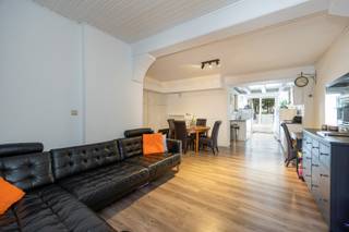 Tof gelijkvloers appartement met tuin in een rustige straat nabij het centrum van Wilrijk!<br /><br />Het appartement heeft volgende indeling: via de toegangsdeur betreedt men de leefruimte voorzien van inbouwkasten en een lichtrijke open keuken met toegang tot de gezellige tuin met terras van in totaal ca. 80m2.<br /><br />Aansluitend aan de keuken een bergruimte voorzien van aansluitingen voor wasmachine en droogkast. <br /><br />Aan de voorzijde een eerste slaapkamer (9m2) voorzien van rolluiken. <br />Aan de achterzijde een tweede ruime slaapkamer (12m2) voorzien van een dressing en toegang tot de vernieuwde badkamer uitgerust met een moderne inloopdouche, een ligbad met douchefunctie, een lavabo en een apart toilet. <br /><br />Ten slotte is er nog een ruime privatieve kelderberging mee inbegrepen. <br /><br />Belangrijkste troeven:<br /><br />- Kleinschalig gebouw met lage kosten (twee appartementen)<br />- Reeds vernieuwde badkamer<br />- Aparte meters voor nutsvoorzieningen<br />- Privatieve kelderberging mee inbegrepen<br />- Ruime en zonnige tuin<br /><br />Asbestattest in aanvraag.<br /><br />96m2 bewoonbare oppervlakte cfr EPC.<br /><br />Wenst u een bezoek of meer informatie? Dan kan u ons steeds contacteren via info@dvarealestate.be of via 03/297.00.00.