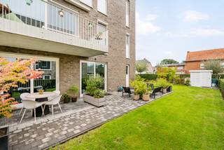 Appartement au rez-de-chaussée avec un grand jardin et deux places de parking en sous-sol (obligatoires à l'achat), situé dans une rue calme en impasse au centre de Mol. Vous vivrez à distance de marche des magasins, des écoles, des restaurants et de toutes les commodités quotidiennes, tout en profitant d'un environnement de vie agréable et paisible.<br /><br />Le salon spacieux et lumineux est le cœur de l'appartement et est en connexion directe avec la cuisine entièrement équipée. Grâce à la grande baie vitrée, le salon est baigné de lumière naturelle et s'ouvre de manière transparente sur le jardin ensoleillé d'environ 220 m² - un atout unique où vous pourrez profiter de la vie en plein air toute l'année.<br /><br />La cuisine est ouverte et entièrement équipée avec une plaque à induction, une hotte, un four combiné et un réfrigérateur intégré.<br /><br />L'appartement dispose de 2 chambres, d'un grand espace de rangement et d'une salle de bains. La salle de bains est équipée d'une douche et d'un lavabo. De plus, il y a des toilettes invités séparées dans le hall d'entrée.<br /><br />Le parking souterrain dispose de deux places de parking et d'un espace de stockage privatif. Les deux places de parking sont obligatoires à l'achat pour 40 000 euros.<br /><br />Détails supplémentaires :<br />- Deux places de parking, obligatoires à l'achat<br />- Emplacement calme au centre de Mol<br />- Très grand jardin ensoleillé<br />- Prêt à emménager et bien entretenu<br />- Interphone vidéo