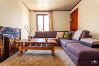 <div>
<div>Infos : bruxelles.ouest@weinvest.be ou 02 315 77 22 <br /><br />Appartement de +/- 96m2 situé à proximité du centre et de la gare du Midi, dans un petit immeuble sans charges et sans ascenseur. Il comprend un beau séjour, une cuisine fonctionnelle, une salle de bain et des combles aménagées en deux chambres confortables + un grenier pour du stockage et une cave. Bien que nécessitant quelques rafraîchissements, cet appartement offre un potentiel pour être transformé en un lieu de vie cosy. <br /><br />L'électricité n'est pas conforme, ce qui permet de moderniser et de mettre aux normes selon les besoins. De plus, l'emplacement de ce bien est proche de toutes les facilités, telles que les transports en commun, le train, les écoles et les commerces, il est également situé dans un quartier en plein développement, offrant ainsi un cadre de vie en constante amélioration pour les occupants du quartier. Détails complémentaires : compteurs individuels pour le gaz et l'électricité, chaudière au gaz individuelle, châssis DV en bois. Ne manquez pas cette occasion unique d'investir dans cet appartement pour un 1er achat ou comme revenu locatif. <br /><br />Actuellement loué. Contactez-nous dès aujourd'hui pour organiser une visite ! La valeur des caractéristiques principales de l'appartement sont son potentiel et son emplacement stratégique (des projections 3D sont proposées pour vous aider à vous projeter).<br /><br />PEB 2eme > F - CO2 : 59kg/(m2.an) - 297 [kWhEP/(m2.an)]- Ne manquez pas toutes nos exclusivités sur notre site WWW.WEINVEST.BE<br /><br /></div>
<span><br /></span></div>
<div></div>