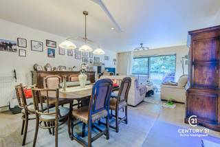 <p>Gelijkvloers appartement met prachtig groen uitzicht in Kasterlee</p>
<p>Op zoek naar een rustig gelegen appartement met alle comfort, omgeven door groen en toch dicht bij het bruisende centrum? Dit instapklaar gelijkvloers appartement in Kasterlee biedt het allemaal.</p>
<p><strong>Unieke ligging</strong><br />Het appartement bevindt zich op een toplocatie, pal aan het sprookjesachtige bos Kabouterberg en op wandelafstand van het levendige dorpscentrum met gezellige terrasjes, winkels en restaurants. Hier combineert u de rust van de natuur met de nabijheid van alle voorzieningen.</p>
<p><strong>Indeling</strong><br />Bij het binnenkomen wordt u verwelkomd in een lichtrijke, ruime woonkamer die rechtstreeks toegang geeft tot het grote terras met een prachtig groen uitzicht – een plek waar u heerlijk tot rust komt.<br />De keuken is praktisch ingericht en voorzien van de dagelijkse benodigdheden. Verder beschikt het appartement over<strong> </strong>twee slaapkamers en een badkamer met wasmeubel en ingebouwde opbergkasten.</p>
<p><strong>Extra comfort</strong><br />Uw wooncomfort wordt vervolledigd door een <strong>inpandige parkeerplaats</strong> (gezamenlijke meerprijs: € 29.500), bereikbaar via trap of lift. In de ondergrondse garage is bovendien een ruime, gemeenschappelijke fietsenstalling aanwezig.<br /><br /><span>Extra troeven? Een sfeervolle gemeenschappelijke ruimte met keuken en sanitair, gratis te gebruiken door bewoners voor vergaderingen of feestjes. En voor wie het ultieme wellnessgevoel wil, is er de mogelijkheid om een aandeel te kopen in het binnenzwembad met wellnessfaciliteiten.</span></p>
<p><strong>Troeven op een rij</strong></p>
<ul>
<li>
<p>Gelijkvloers appartement met terras en groen uitzicht</p>
</li>
<li>
<p>Unieke ligging aan de <em>Kabouterberg</em></p>
</li>
<li>
<p>Op wandelafstand van het centrum van Kasterlee</p>
</li>
<li>
<p>Ruime woonkamer en twee slaapkamers</p>
</li>
<li>
<p>Ondergrondse parkeerplaats en fietsenstalling</p>
</li>
</ul>
<p>Dit appartement is ideaal voor wie houdt van rust, natuur én comfort, zonder in te boeten op bereikbaarheid.</p>