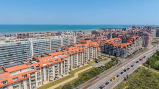 <p><span>Ontdek dit prachtig appartement in het gegeerde residentiële complex </span><span>Duinenveld</span><span> in </span><span>Nieuwpoort</span><span>, ideaal gelegen met een uniek uitzicht op de beschermde simili-duinen en genietend van een zonnige zuidoriëntatie.</span></p><p><span>Dit stijlvolle en perfect onderhouden appartement bevindt zich op de tweede verdieping en wordt </span><span>volledig gemeubeld</span><span> aangeboden, waardoor u meteen kan genieten van een zorgeloze en comfortabele woonervaring aan zee.</span></p><p><span>De ruime en lichtrijke leefruimte met open keuken vormt het hart van het appartement en valt op door haar indrukwekkende </span><span>gevelbreedte van maar liefst 5,84 meter</span><span>, wat zorgt voor een bijzonder aangenaam ruimtegevoel en maximale lichtinval.</span></p><p><span>De indeling omvat een verzorgde inkomhal met apart gastentoilet, een praktische en ruime berging met aansluiting voor een wasmachine, riante woonkamer met terras, open keuken, een ruime slaapkamer met een elegante badkamer uitgerust met dubbele lavabo en ligbad, , en een tweede slaapkamer.</span></p><p><span>Extra troeven:</span></p><ul><li><span>Ondergrondse berging optioneel aan te kopen voor € </span><span>7.500</span></li><li><span>Ruime </span><span>dubbele garage voor twee wagens</span><span> beschikbaar voor € </span><span>95.000</span></li></ul><p><span>Dankzij de </span><span>instapklare staat, de uitstekende ligging en het open duinenzicht</span><span> vormt dit appartement een </span><span>uitzonderlijke opportuniteit</span><span> als tweede verblijf, investering of permanente woonst aan de Belgische kust.</span></p>