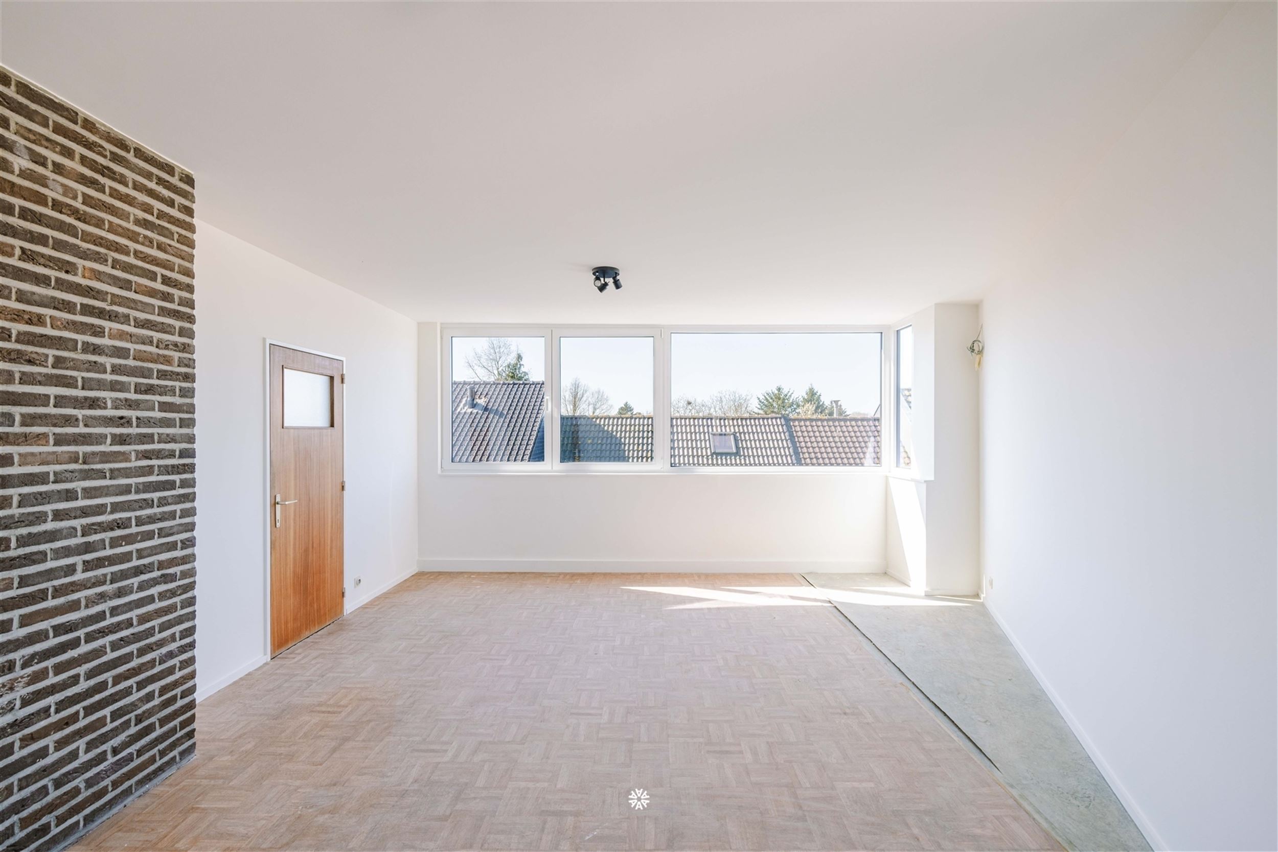 Lichtrijk tweeslaapkamer appartement met opwaarts potentieel - foto 1