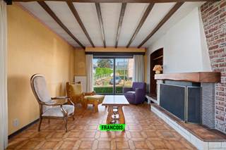 In een rustige en kindvriendelijke wijk vindt u deze ruime en goed onderhouden woning van maar liefst 274m², gebouwd in 1979. De woning is ideaal...