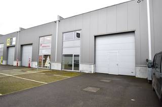 Deze ruime opslagruimte bevindt zich in de KMO-zone te Ruiselede. Daardoor is een uitstekende industriële ligging gegarandeerd. De opslagplaats is...