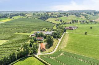 Tuinbouwbedrijf, gelegen op de flank van de Paterberg in Kwaremont.<br />Fruitloods met een oppervlakte van circa 2075 m². Aan de loods is een gelijkvloers bedrijfswoning<br />aangebouwd (2008) van 375 m², met aangelegde tuin van 1750 m².<br />Er is een tweede bedrijfswoning losstaand van de loods, zijnde een omwalde authentieke hoeve met<br />bijhorende schuur. In de loods zijn frigo’s voorzien om 1 miljoen kilo fruit te koelen, waarvan 600.000 kg<br />operationeel, uitgerust met ULO. Er zijn twee laadkaaien aanwezig.<br />Op het nieuw gebouwde magazijn (2008) liggen186 zonnepanelen, voor een productie van 50,22 kW energie ( 2018).<br />De huidige plantages bestaan uit circa 4,5 ha Conférence en 8 ha Jonagold.<br />Het domein heeft een totale oppervlakte van 178.367 m².