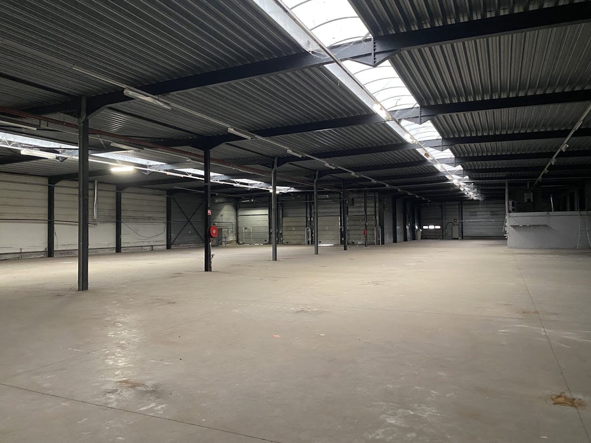 Bedrijfsgebouw te koop met zichtbaarheid vanop de Rijksweg. - foto 4