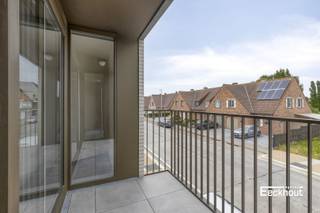 Naast de iconische watertoren te Bredene-Dorp bevindt zich dit moderne nieuwbouwappartement. De residentie is gelegen op enkele passen van winkels, supermarkten, horeca en bushaltes. <br />Het nieuwbouwappartement is afgewerkt met kwalitatieve, tijdloze materialen en voldoet aan alle hedendaagse comforteisen.<br />Indeling: inkomhal, woonkamer met open keuken, terras, 2 slaapkamers, badkamer met lavabomeubel en inloopdouche, apart toilet en ruime berging met aansluiting voor wasmachine.<br />Verkoop onder BTW-stelsel (verlaagd tarief van 6% mogelijk).<br />Mogelijkheid om een garagebox of een berging in het gebouw bij aan te kopen.<br />Kom snel de vele troeven ontdekken van dit appartement!