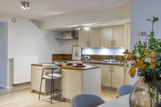 Instapklaar, gelijkvloers appartement (131m² bewoonbare oppervlakte, EPC 144) in de Brugse binnenstad. Dit gelijkvloers appartement (°2010) te koop in residentie "Benson" bevindt zich nabij de Gouden-Handrei, Augustijnenrei, Spiegelrei, Jan van Eyckplein, Markt van Brugge... Tevens beschikt dit onroerend goed over 3 ruime slaapkamers, 2 badkamers, terras (23m²) en de mogelijkheid tot het aankopen van 2 autostaanplaatsen (nr. 10 &amp; nr. 11 aan 45.000,00 euro per autostaanplaats).Verkoop onder registratierechten. Lift aanwezig.Indeling (circa 131m²) - gelijkvloers:- Inkomhal (3m²);- leefruimte (46m²) met open keuken voorzien van keramische kookplaat, dampkap, vaatwasser, koelkast, oven, gootsteen en kastruimte;- via het schuifraam verkrijgt men toegang tot het terras (23m²);- ruime slaapkamer 1 (20m²) met aansluitend badkamer 1 (6,5m²) voorzien van dubbele lavabo in meubel, toilet en ligbad met douchemogelijkheid;- nachthal met afzonderlijk toilet;- praktische, ruime berging (6,5m²) met aansluiting voor wasmachine;- slaapkamer 2 (13m²);- slaapkamer 3 (14m²);- badkamer 2 (6,5m²) voorzien van dubbele lavabo, toilet en inloopdouche.Niveau -1: - Mogelijkheid tot het aankopen van 2 autostaanplaats nr. 10 &amp; nr. 11 (€ 45.000,00 per staanplaats);- gemeenschappelijke fietsenberging.