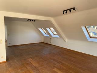 AALST - Lichtrijk, recent appartement met groot terras.<br /><br />Inschrijven voor het geplande bezoekmoment kan via onze website => www.immoderas.be/afspraak-instructies<br /><br />Dit ruime appartement bevindt zich aan de stadsrand op de ringweg rond Aalst, en hierdoor in de directe omgeving van verschillende scholen, openbaar vervoer/het station alsook de E40. Het stadscentrum met zijn vele winkels en faciliteiten zijn eveneens vlot bereikbaar te voet of met de fiets.<br /><br />Het appartement omvat een ruime inkomhal met vestiairekast en apart toilet, 2 grote slaapkamers, een badkamer met ligbad, douche en dubbele wastafel, een grote lichtrijke leefruimte, volledig geïnstalleerde keuken (vaatwasser, oven, keramische kookplaat, diepvries, koelkast). Zowel de leefruimte als keuken geven uit op een ruim, goed georiënteerd terras.<br /><br />AK: €70<br />Ondergrondse garage: €100