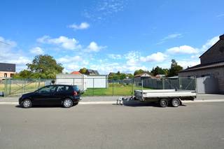 Goed gelegen bouwgrond van 297 m² geschikt voor het bouwen van een halfopen bebouwing, rustig gelegen in een doodlopende straat op een boogscheut van het centrum van Ranst. Perceelbreedte van 10 m. Maximaal bouwvolume: GLV 7m x 13m, eerste verdieping 7m x 13m en tweede verdieping 7m x 9m (onder hellend dak). Carport naast de woning is mogelijk. De constructies op het aanpalende perceel worden weldra afgebroken. Alle nutsvoorzieningen in de straat aanwezig. Dit perceel wordt verkocht zonder bouwverplichting en is beschikbaar bij akte. Opmetingsplan te verkrijgen op eenvoudige aanvraag.