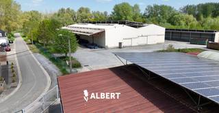 Deze functionele bedrijfshal maakt deel uit van een ruim industrieel terrein van 1,7 hectare, gunstig gelegen op slechts 7,5 km van het centrum...