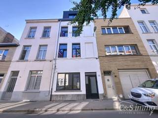 Appartement duplex parfaitement fini avec terrasse et 2 chambres.  Cet appartement offre un équilibre parfait entre confort et style, situé dans le quartier animé et innovant de Stuivenberg. À l'entrée, hall d'entrée avec toilettes séparées. Le salon lumineux avec parquet d'environ 29 m² côté rue offre un cadre agréable pour se détendre. Cuisine luxueuse entièrement équipée (environ 13 m²) avec de nombreux espaces de rangement. Débarras séparé et toilettes séparées. La salle de douche moderne est équipée d'une douche spacieuse et d'un meuble de salle de bains élégant.<br />À l'étage, 2 chambres spacieuses (environ 15-13 m²) avec un beau parquet. La chambre à l'arrière donne accès à la terrasse. Une deuxième salle de douche moderne équipée d'une douche, d'un meuble de salle de bains élégant et de toilettes. Cave privative. Le quartier est un quartier culturel animé, connu pour ses supermarchés colorés et ses nombreuses surprises culinaires. De plus, vous vous trouvez à seulement quelques minutes à pied des transports en commun : tram, bus et gare. Cave privative. Électricité conforme. Bon score EPC. Immeuble à faibles charges.